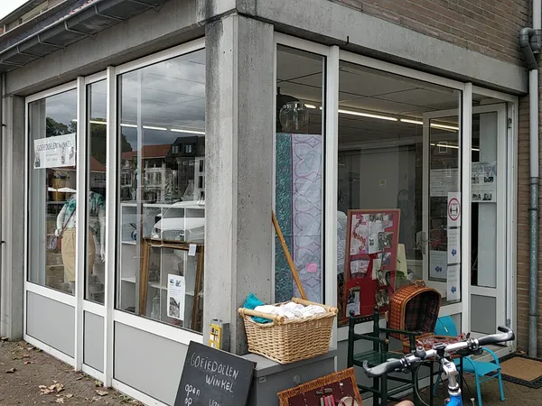 Winkelruit met expositie van secondhandartikelen en een fiets ervoor op het trottoir