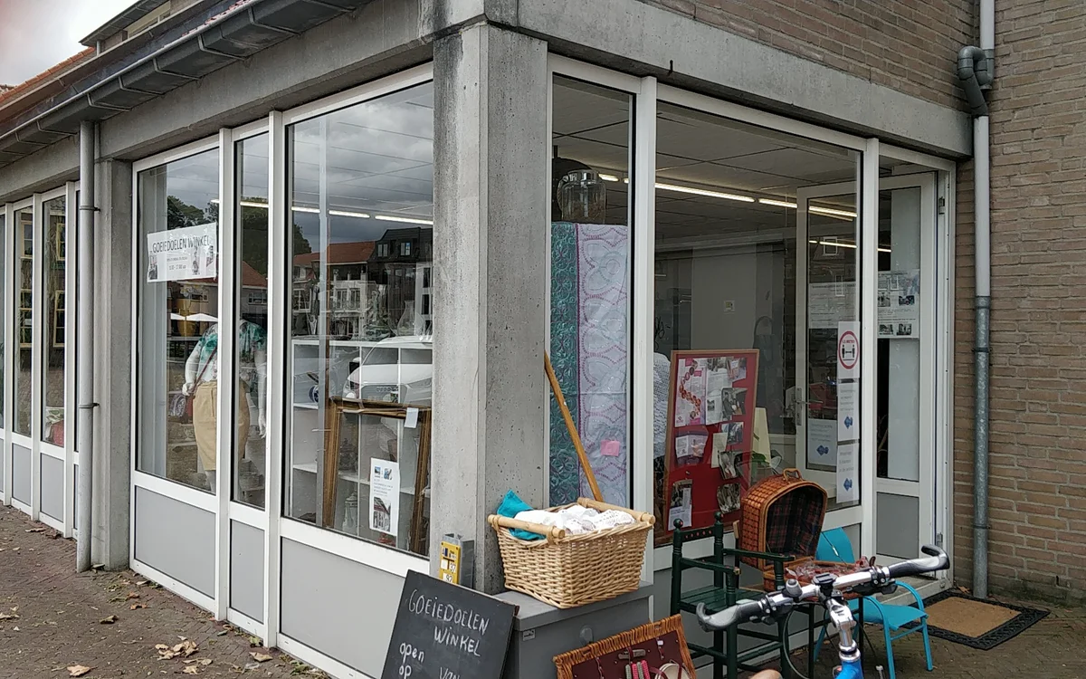 Winkelruit met expositie van secondhandartikelen en een fiets ervoor op het trottoir
