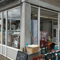 Winkelruit met expositie van secondhandartikelen en een fiets ervoor op het trottoir