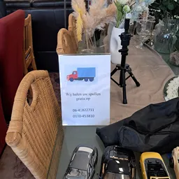 Wit papier met afbeelding van vrachtwagen en telefoonnummers voor gratis ophaalservice