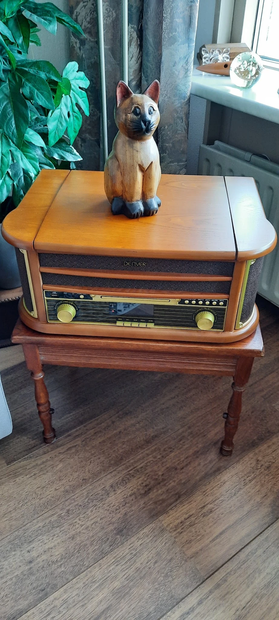 Vintage houten radio Denver op houten tafeltje met hond erop