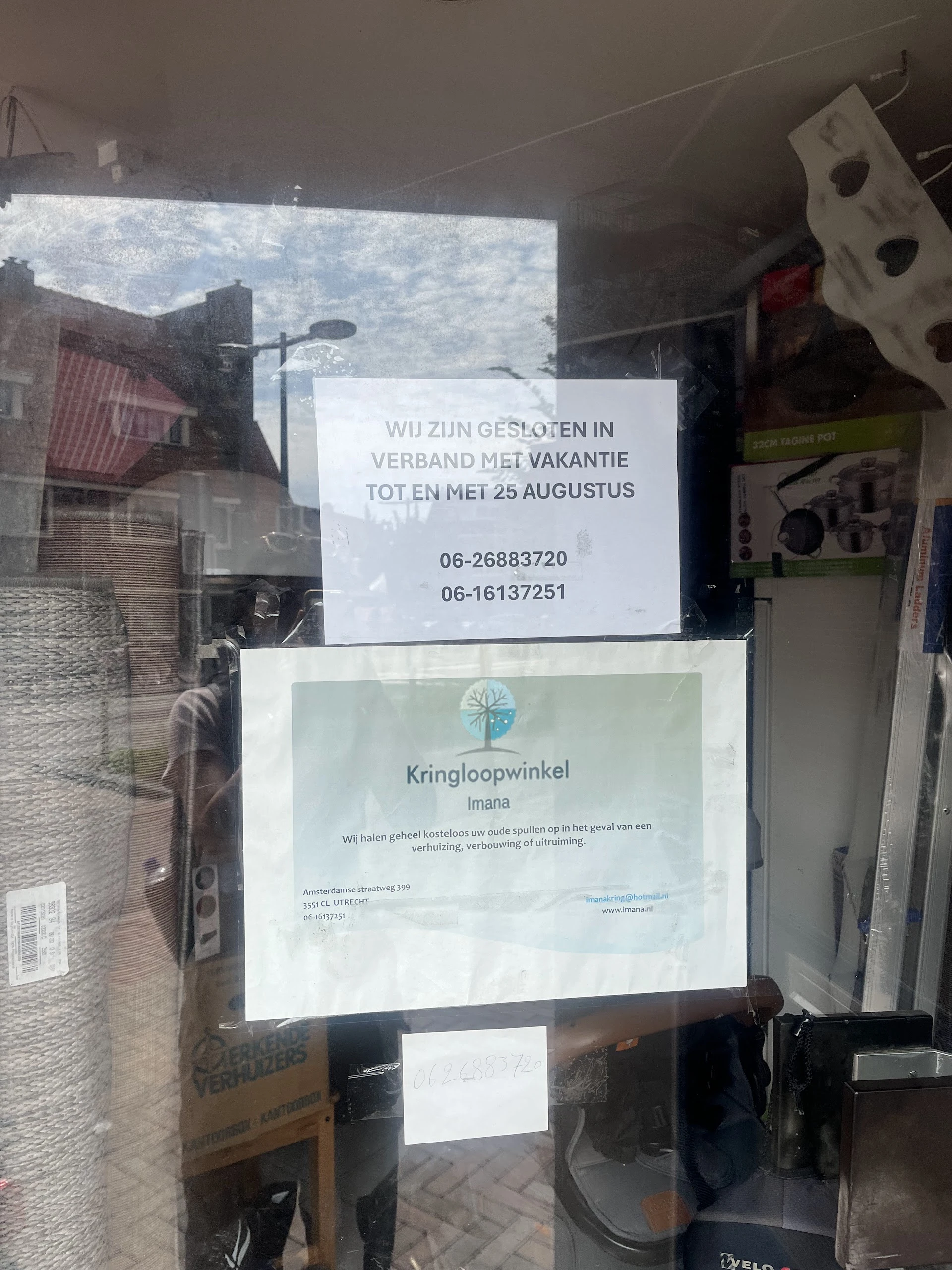 Kringloopwinkel Imana in Utrecht met tweedehands elektrische fietsen en kleding