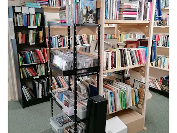 Boekenrekken en stellingen vol met tweedehands boeken, dvd's en media in de winkel