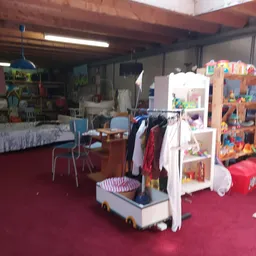 Winkelvloer met speelgoed, kleding en verschillende afdeling in een kringloopwinkel