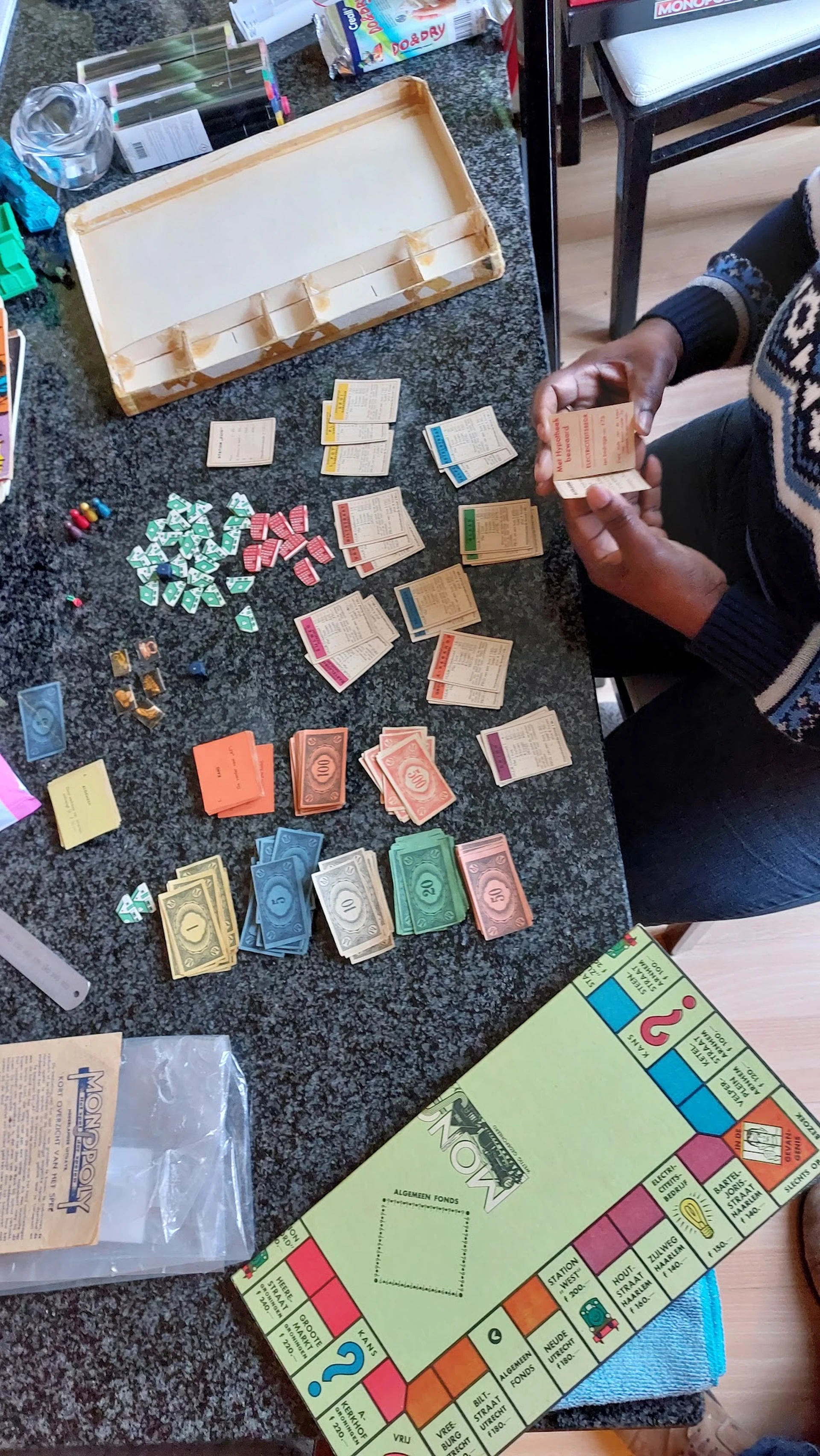 Speelkaarten en monopolyspel uitgestald op tafel tijdens demonstratie