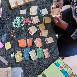 Speelkaarten en monopolyspel uitgestald op tafel tijdens demonstratie