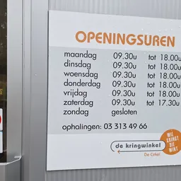 Openingstijden bord met maandag tot zaterdag uren en zondagsluitdag
