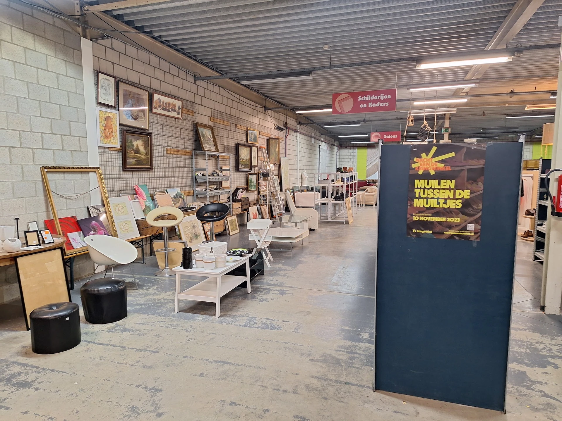 Winkelvloer met uitgestalde meubels, decoratie en diverse spullen in een kringloopwinkel