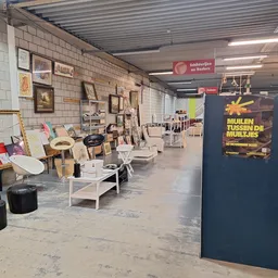 Winkelvloer met uitgestalde meubels, decoratie en diverse spullen in een kringloopwinkel