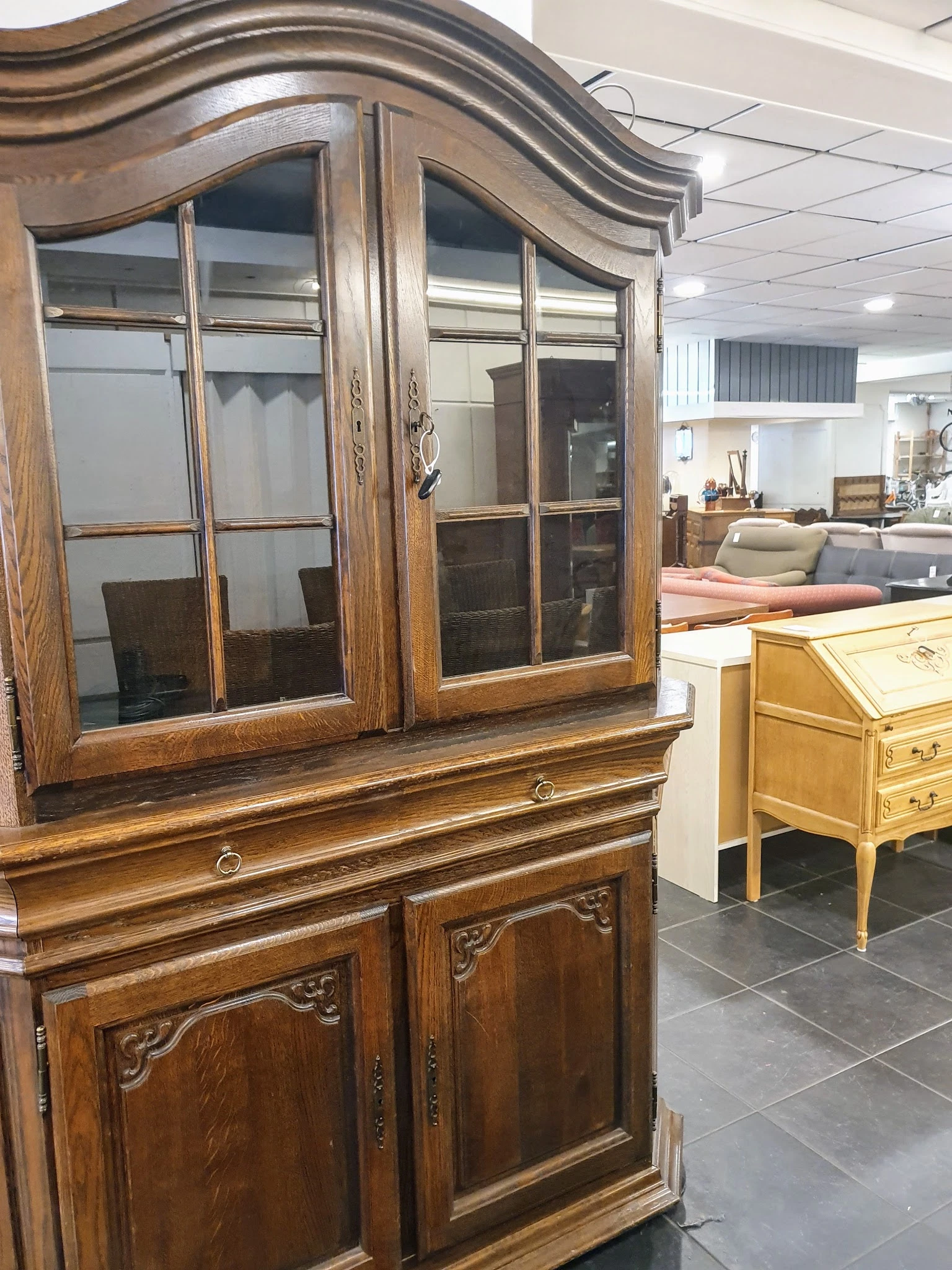 Houten buffetkast met glazen deuren en houten onderkast met decoratieve details