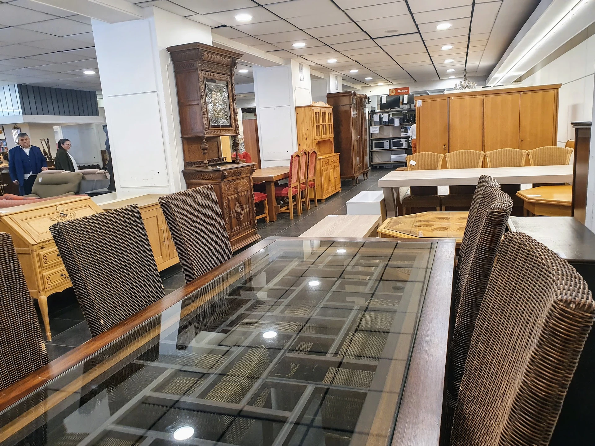 Winkelvloer met uitgestalde meubels, stoelen en kasten in een kringloopwinkel