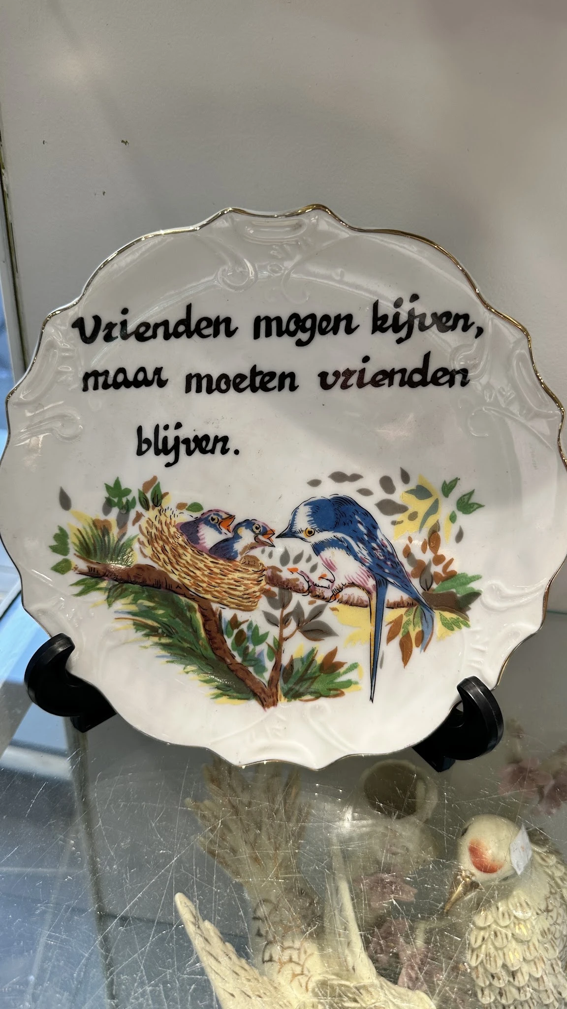 Decoratief bord met Nederlandse spreuk en afbeelding van twee vogels op tak met bladeren
