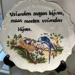 Decoratief bord met Nederlandse spreuk en afbeelding van twee vogels op tak met bladeren