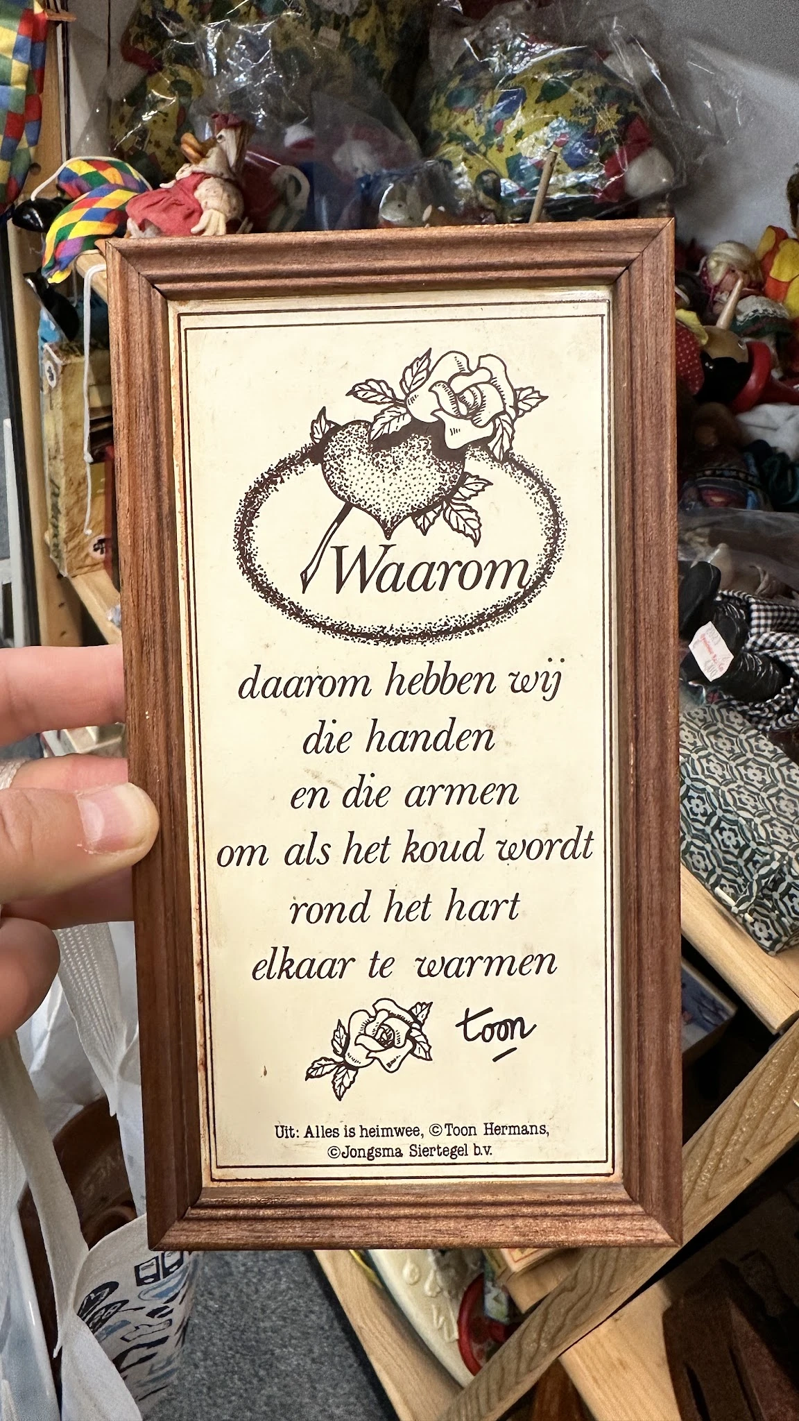 Houten wandbord met tekstillustratie en Nederlands gedicht over waarom handen en armen warm moeten worden