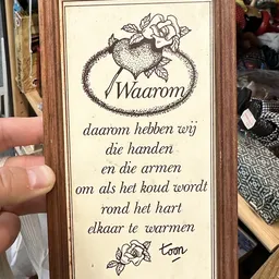 Houten wandbord met tekstillustratie en Nederlands gedicht over waarom handen en armen warm moeten worden