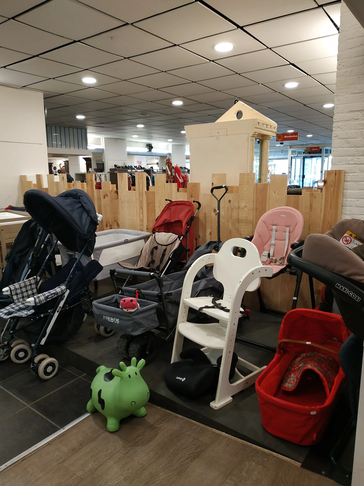 Verzameling tweedehands kinderwagens, autostoeltjes en babyartikelen in de winkel