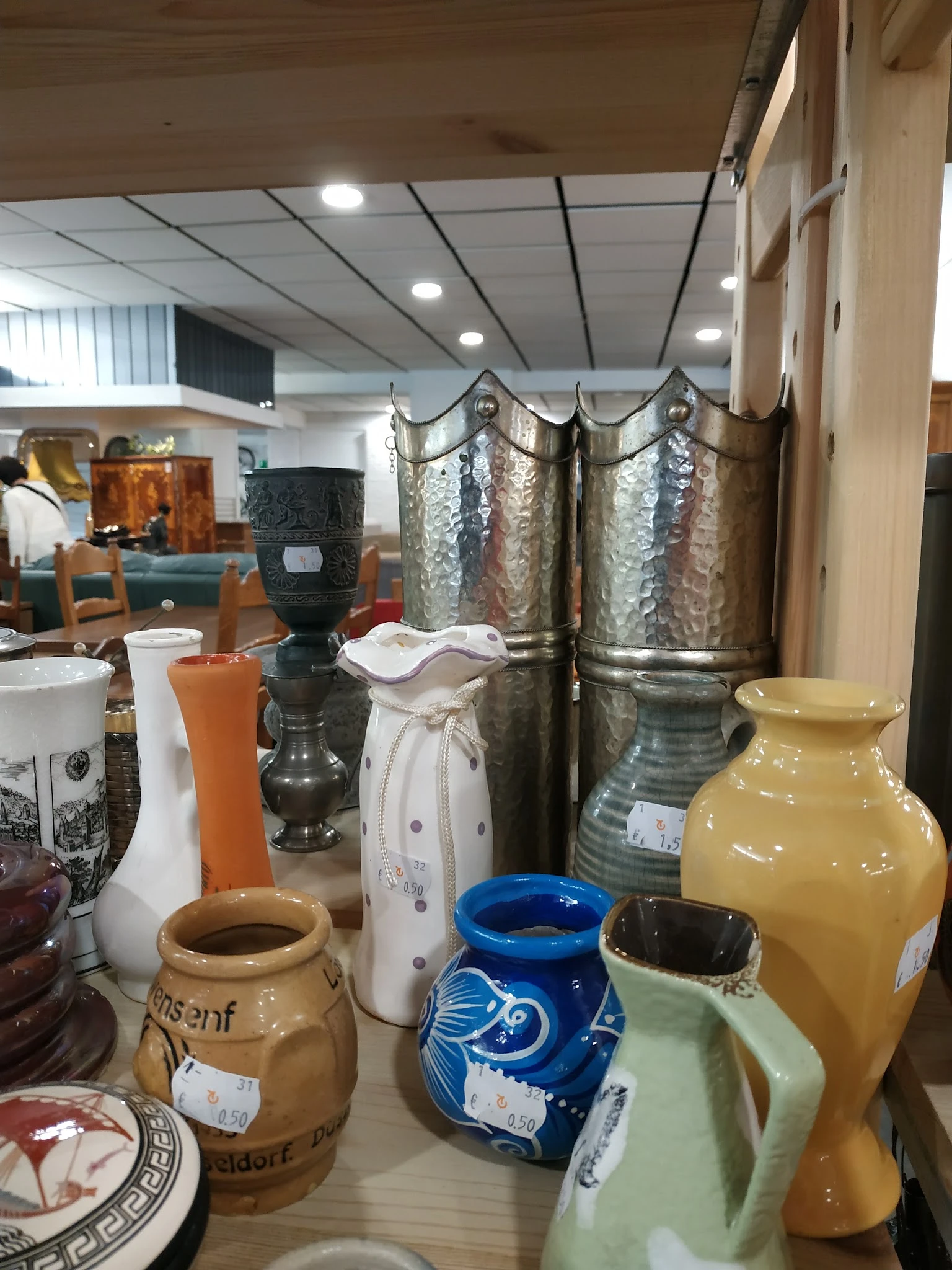 Diverse decoratieve vazen en potten in verschillende kleuren en stijlen op display in de winkel