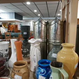 Diverse decoratieve vazen en potten in verschillende kleuren en stijlen op display in de winkel