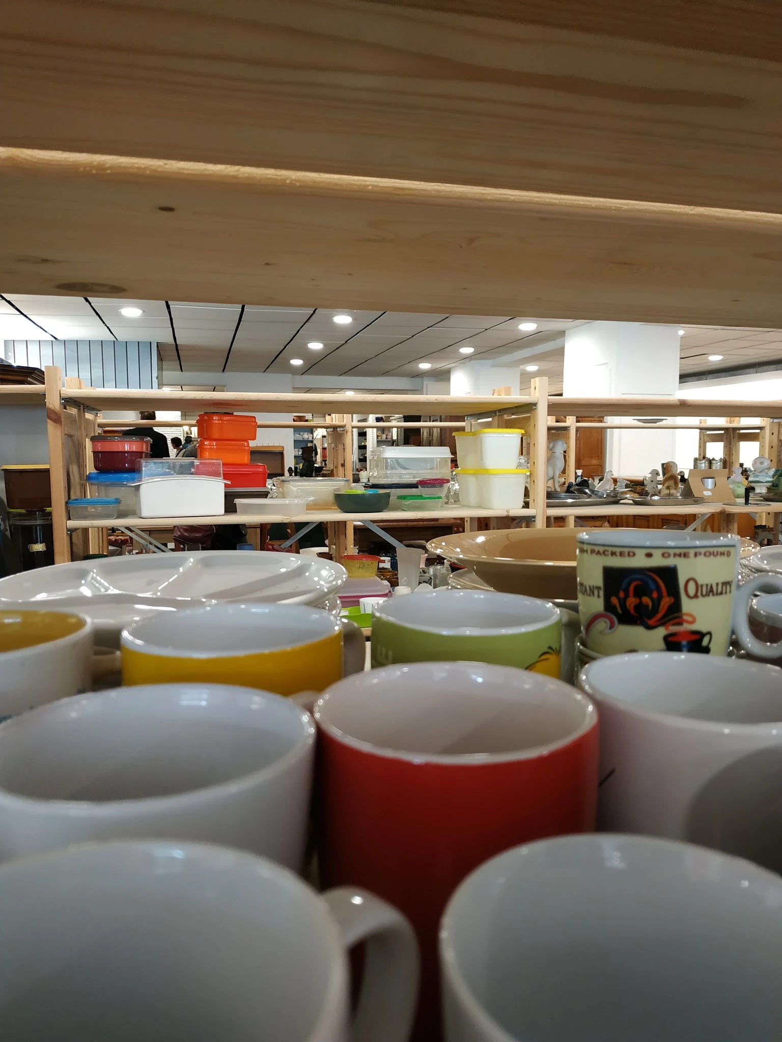 Verzameling kleurrijke serviesgoed en huishoudelijke artikelen op display in de winkel