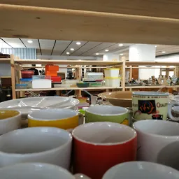 Verzameling kleurrijke serviesgoed en huishoudelijke artikelen op display in de winkel