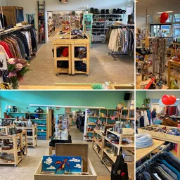 Overzicht van de winkelruimte met kledingrekken, houten display-tafels, stellingen met diverse artikelen en een turquoise-gro