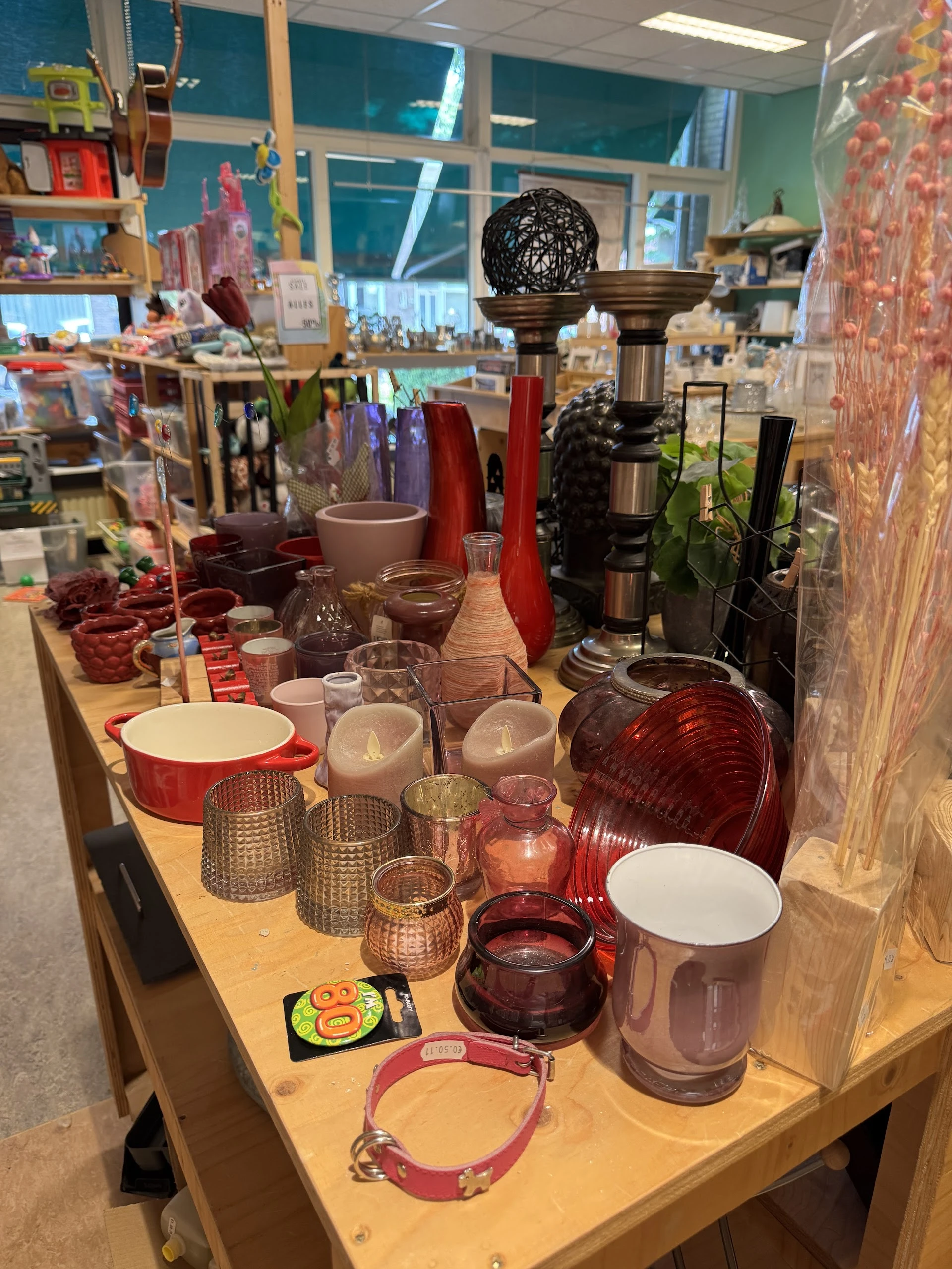 Kringloopwinkel La Vida in Tilburg met tweedehands decoratiemateriaal, elektronica en kleding