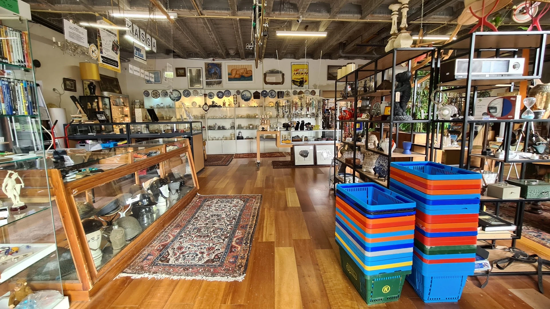 Kringloopwinkel Leiderdorp in Leiderdorp met tweedehands boeken, kleding en meubels