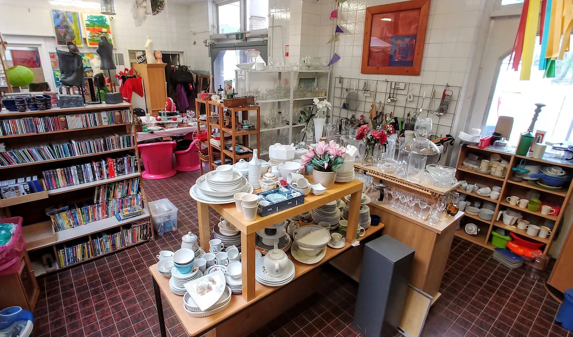 Kringloopwinkel Leuke Meuk in Rosmalen met tweedehands boeken, huishoudelijke artikelen en kleding