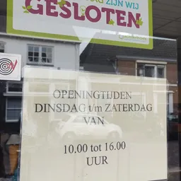 Openingstijden op een winkelruit: dinsdag tot zaterdag van 10.00 tot 16.00 uur