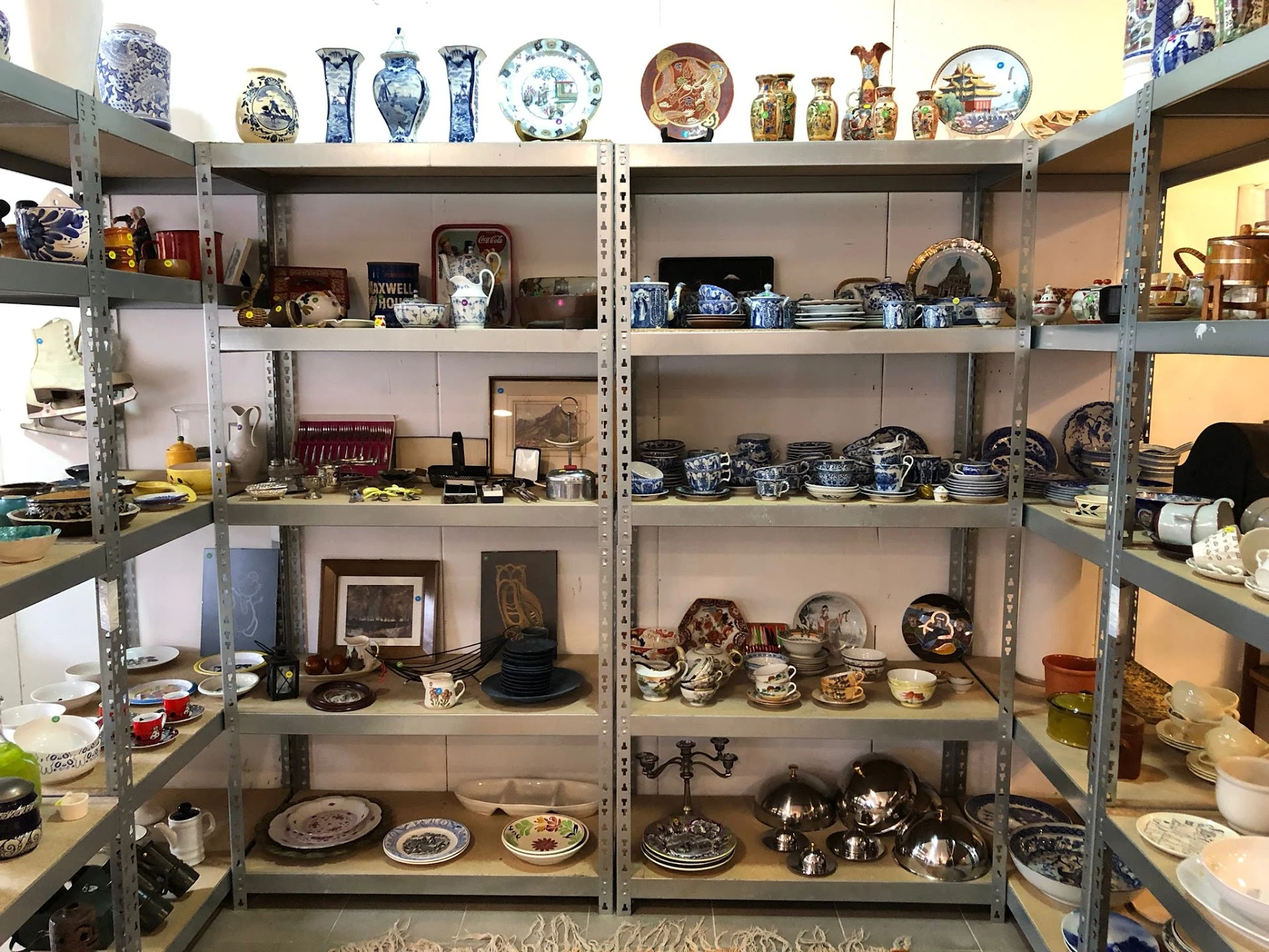 Kringloopwinkel Loodsverkoop in Assen met tweedehands meubels en kleding