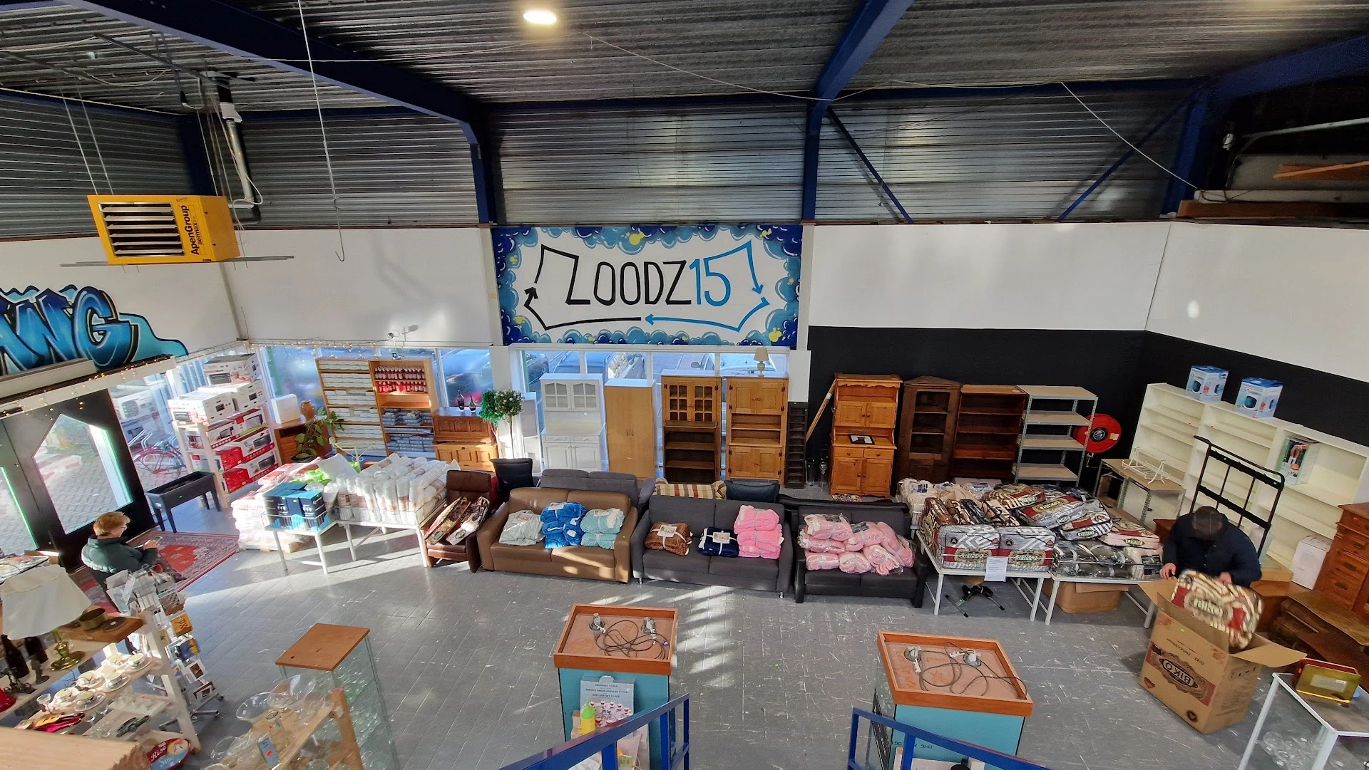 Kringloopwinkel Loodz15 in Alkmaar met tweedehands boeken, huishoudelijke apparaten en kasten