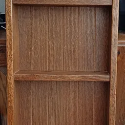 Houten boekenkast of wandkast met één plank, gemaakt van eikenhout