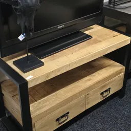 Houten tv-meubel met open vak en laden, opgesteld met Sony-televisie en accessoires