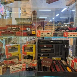 Vitrinekast met uitgestalde miniatuurtreinen en modelspoorwegen van merk Fleischmann