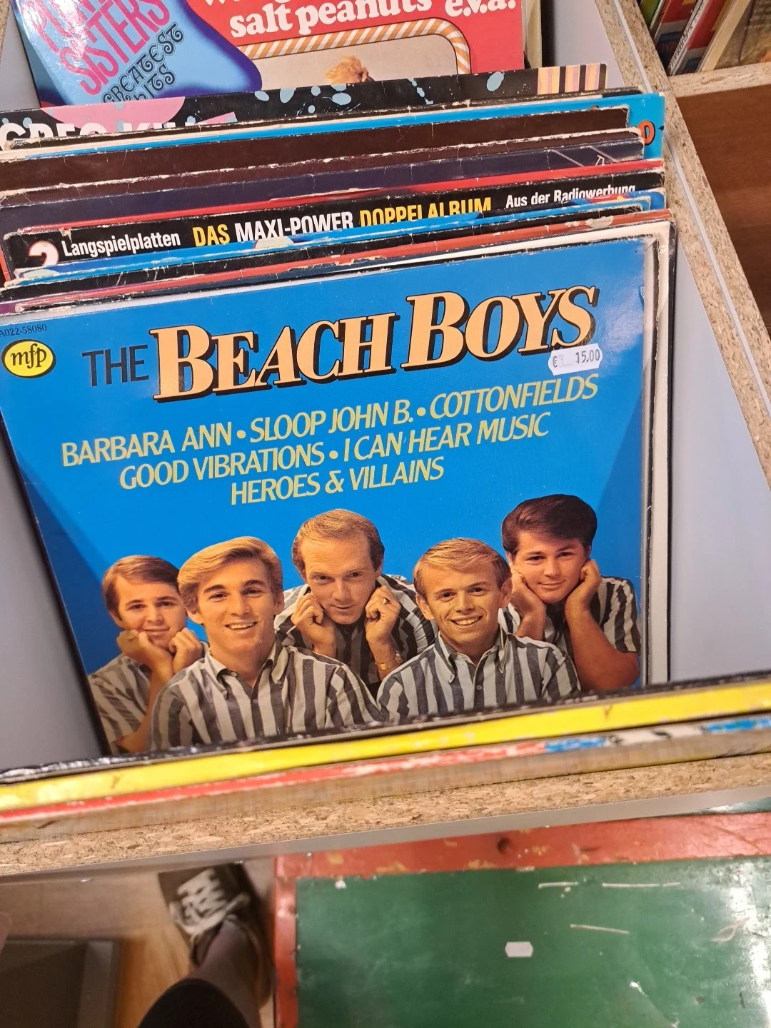 The Beach Boys LP-verzameling in originele hoes op een plank