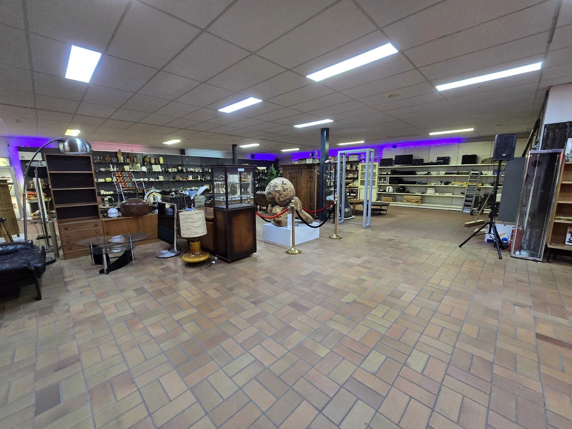 Kringloopwinkel Maasbracht in Maasbracht met tweedehands boeken, huis- en inrichting en huishoudelijke apparaten