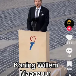 Screenshot van een meme met een man achter een spreekgestoelte met een logo
