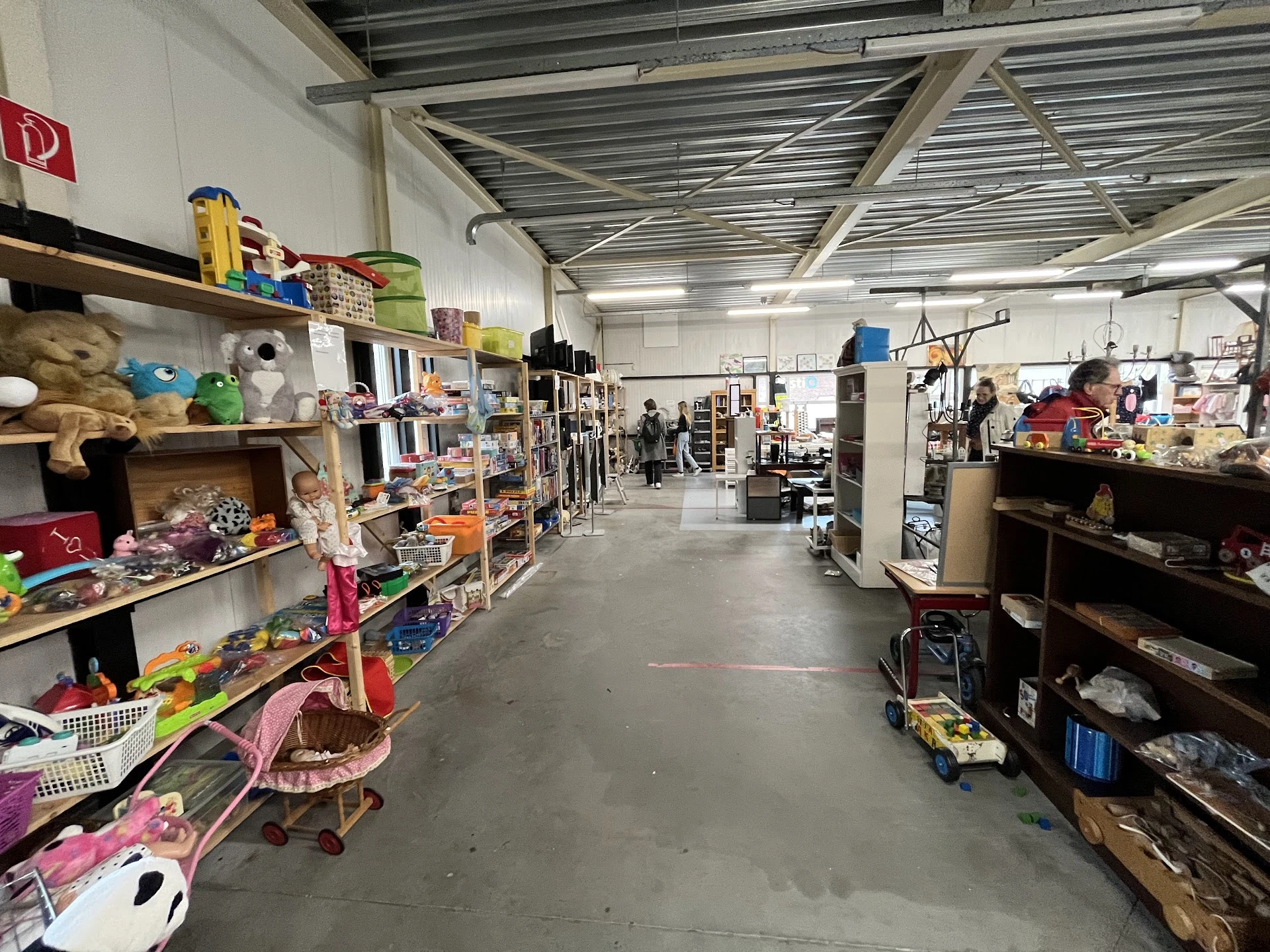 Kringloopwinkel Marsdijk in Assen met tweedehands boeken, kasten en kleding