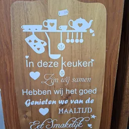 Wit decoratief bord met Nederlandse tekst over keuken en samenheid
