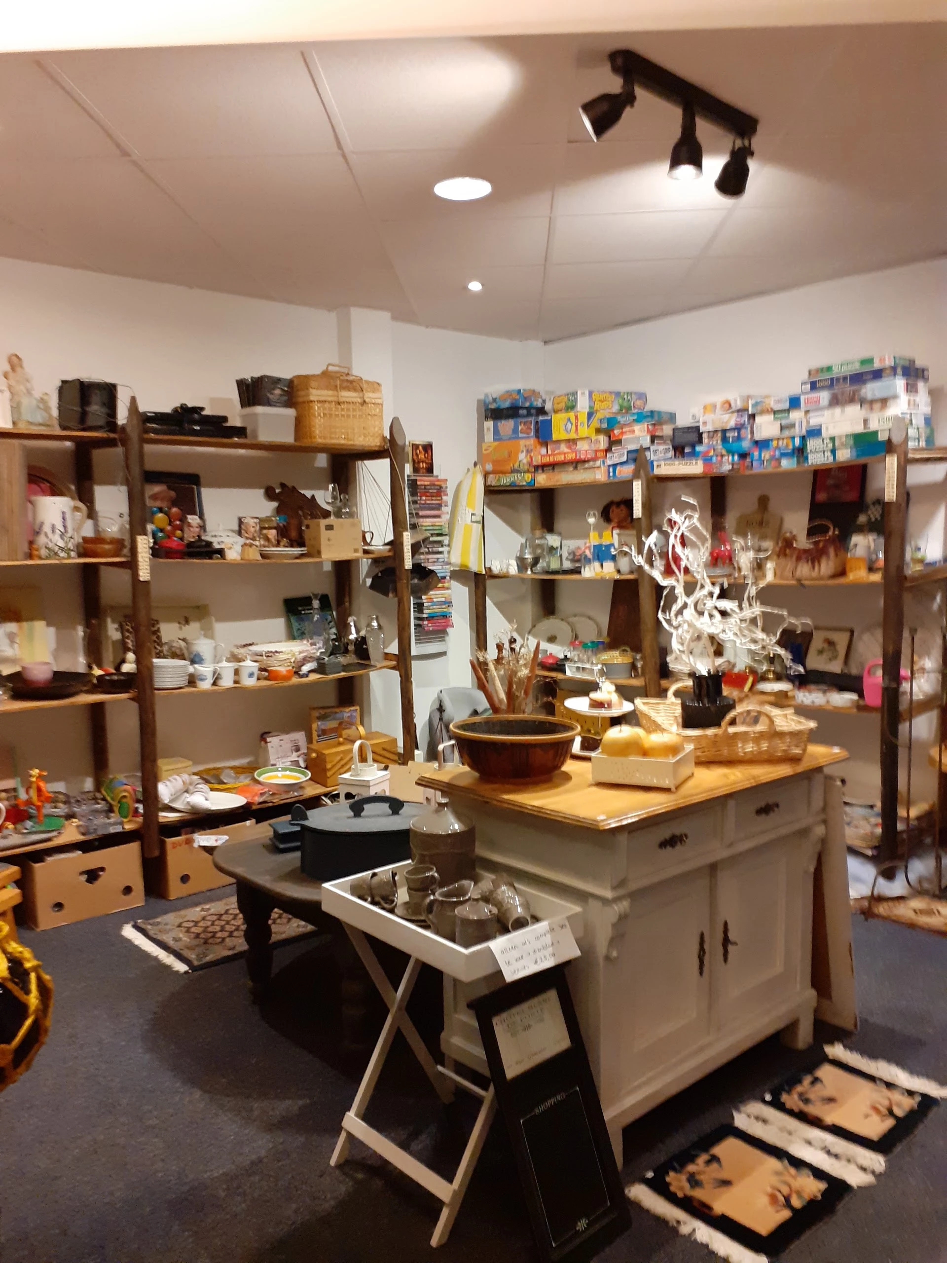 Kringloopwinkel Meuk in Hoensbroek met tweedehands boeken, kasten en kleding