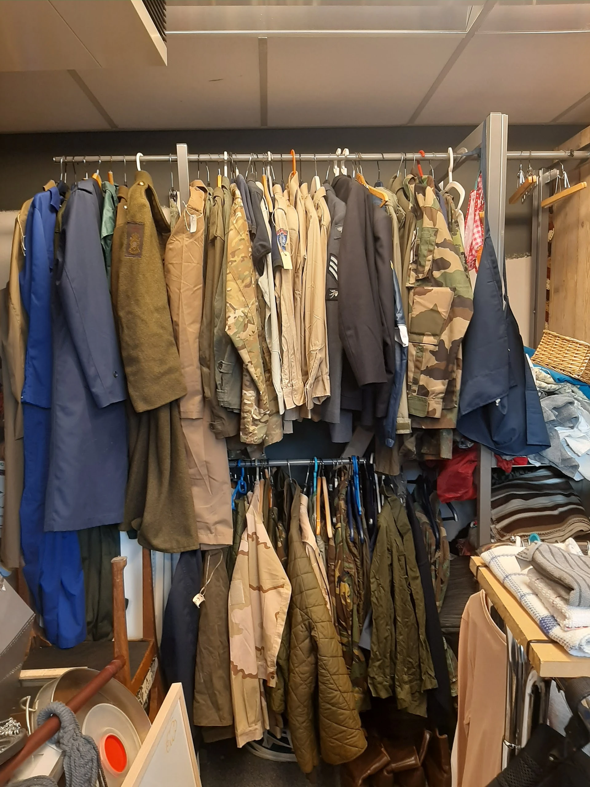 Kringloopwinkel Nieuwerbrug in Nieuwerbrug met tweedehands meubels en kleding