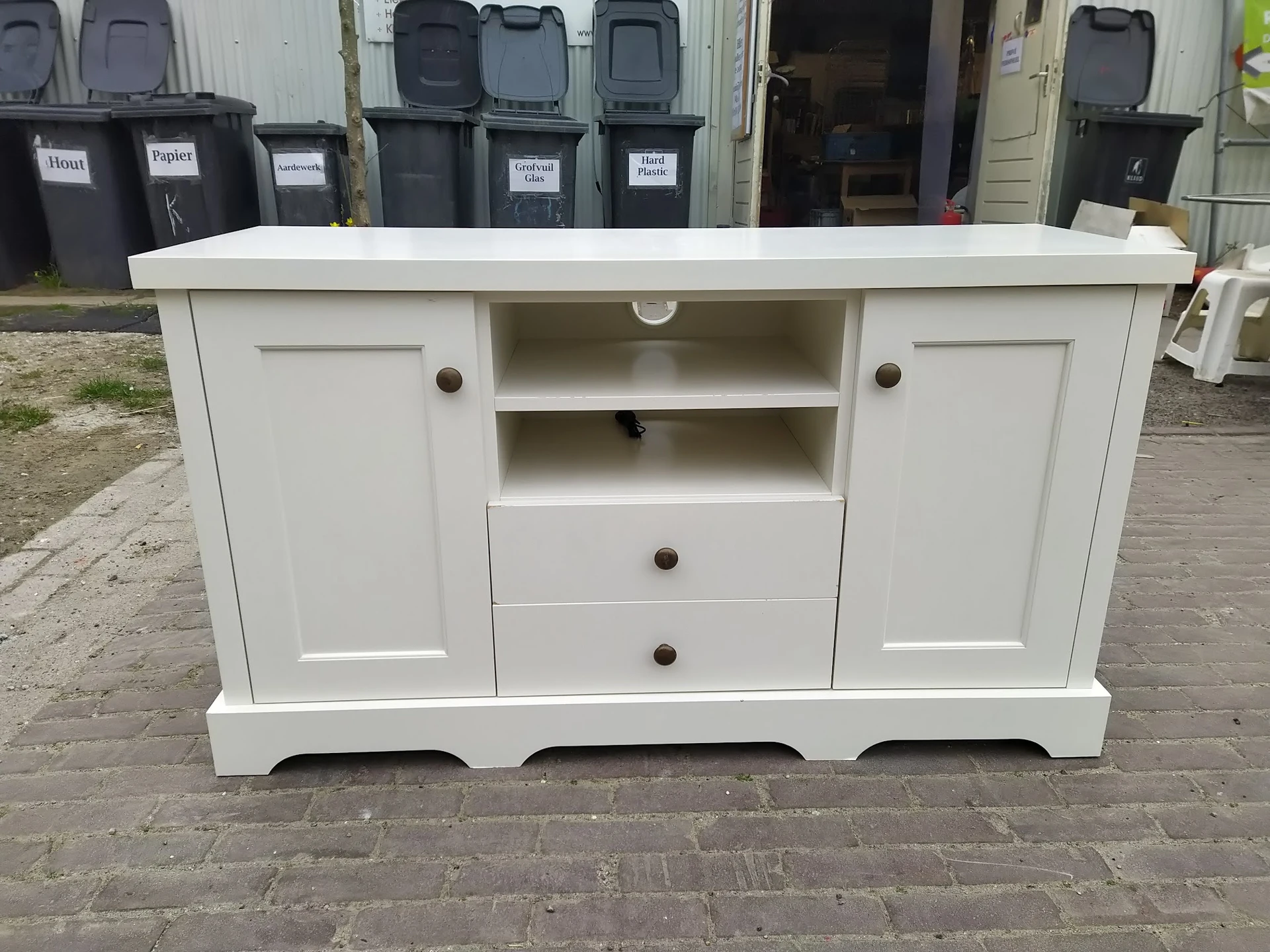 Wit houten dressoir met twee deuren, twee laden en open vakken in het midden