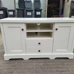 Wit houten dressoir met twee deuren, twee laden en open vakken in het midden