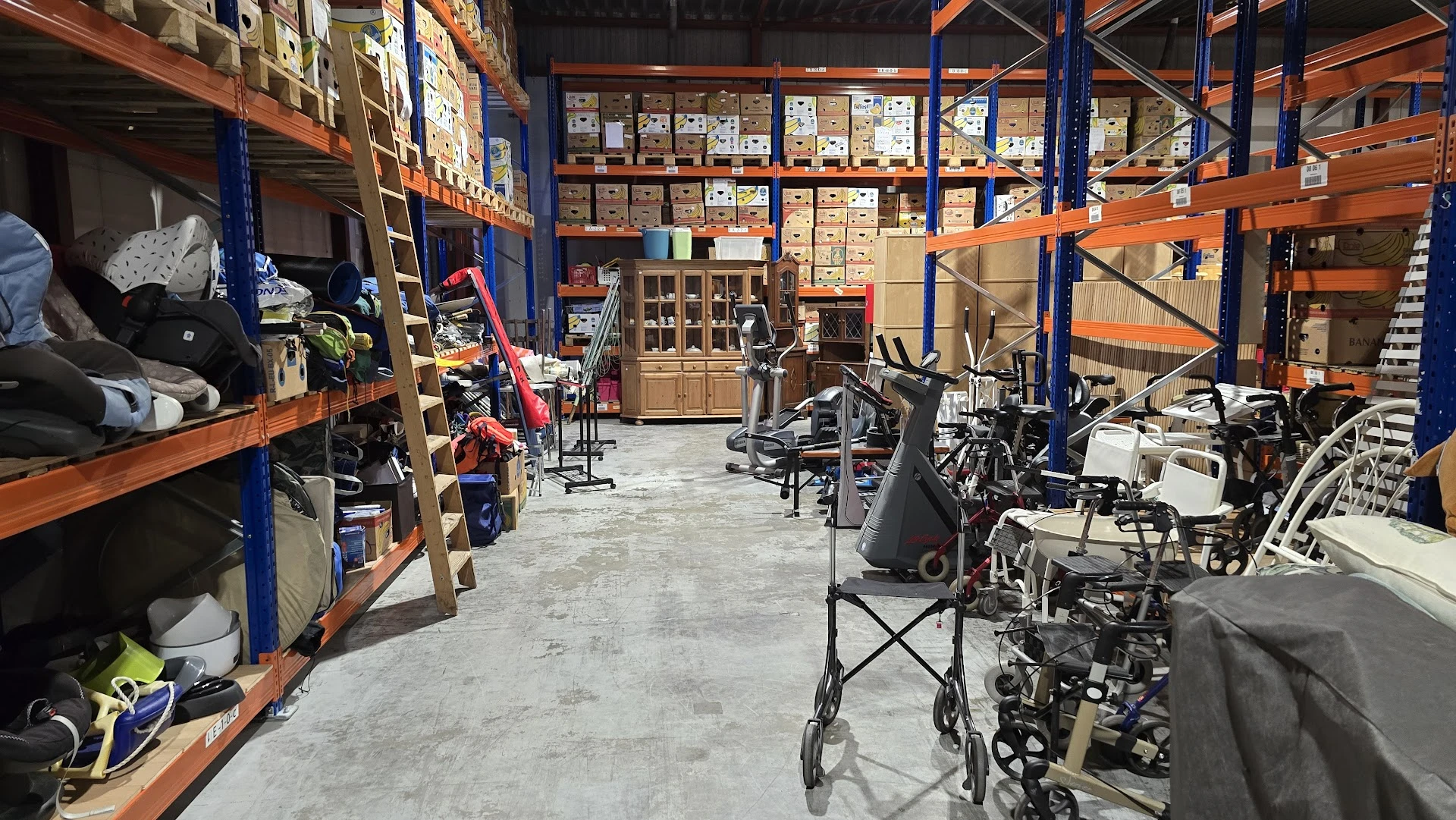 Kringloopwinkel Nogges in Wijk bij Duurstede met tweedehands antiek, audioapparatuur en boeken