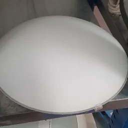 Witte ronde pan of schaal gezien van bovenaf