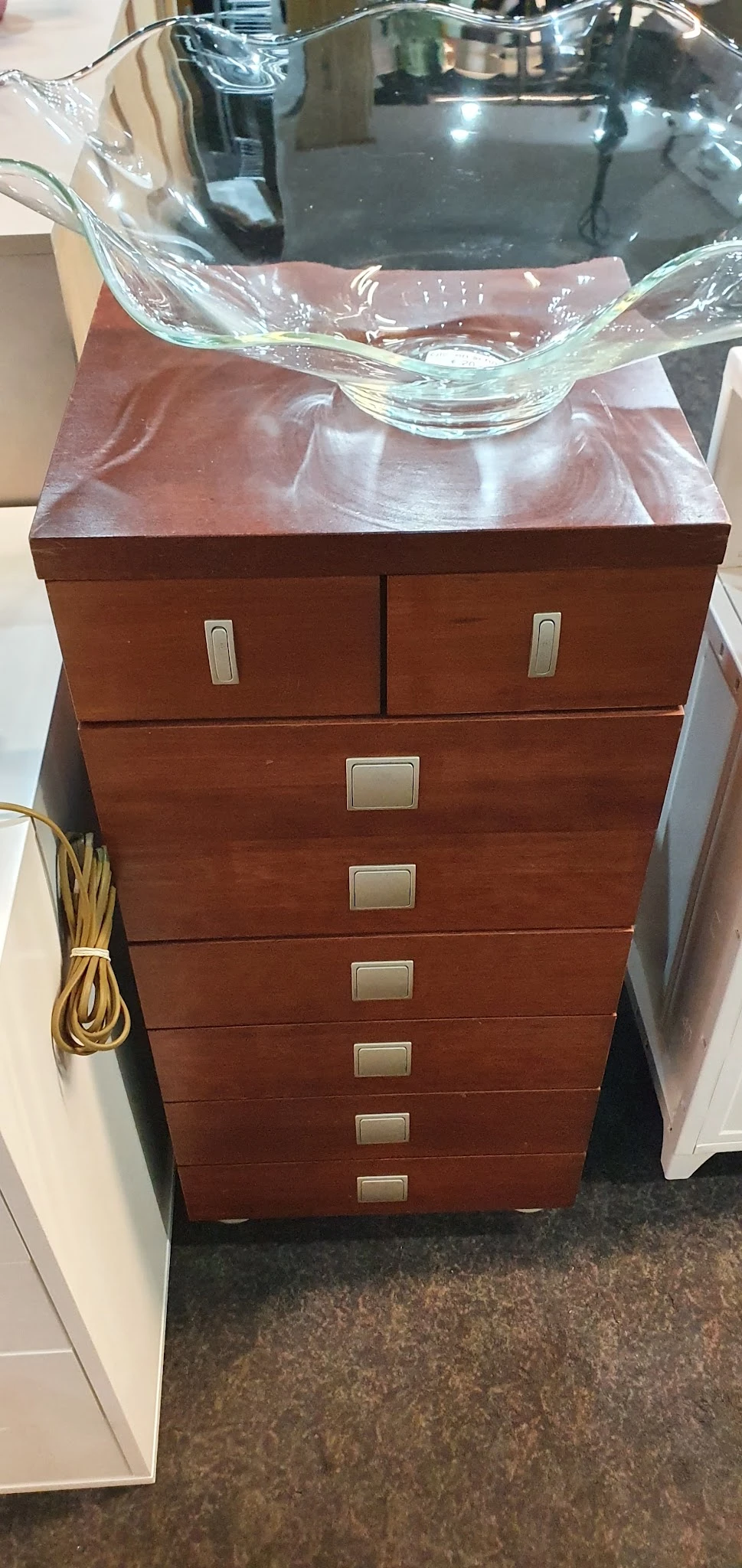 Houten ladekast met zes laden en metalen handgrepen, afkomstig uit een kringloopwinkel