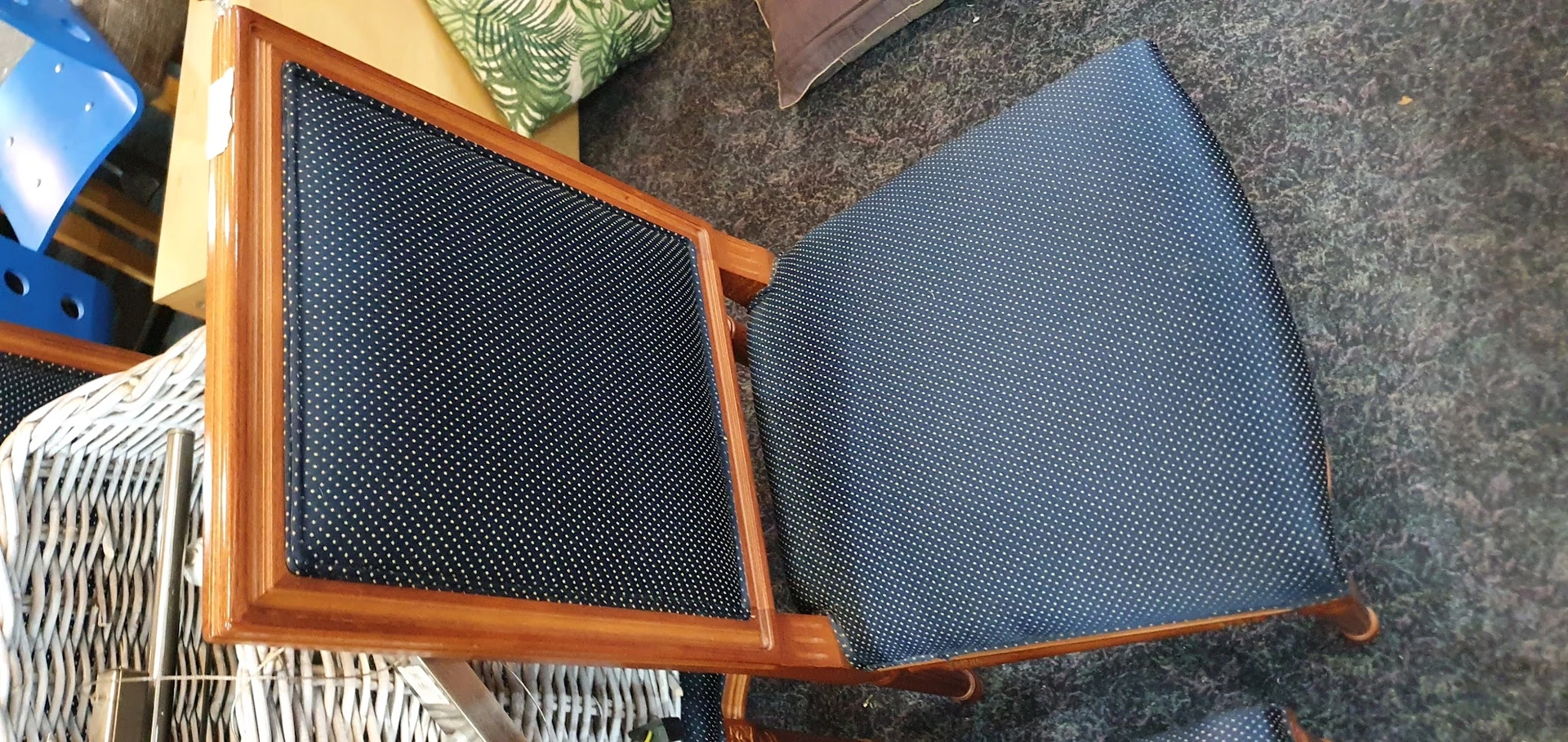 Twee houten stoelen met blauwe gestoffeerde zitting en rugleuning, bovenaanzicht
