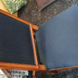 Twee houten stoelen met blauwe gestoffeerde zitting en rugleuning, bovenaanzicht