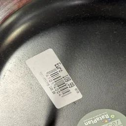 Prijssticker of etiket op metalen oppervlak met barcode en Euro-bedrag