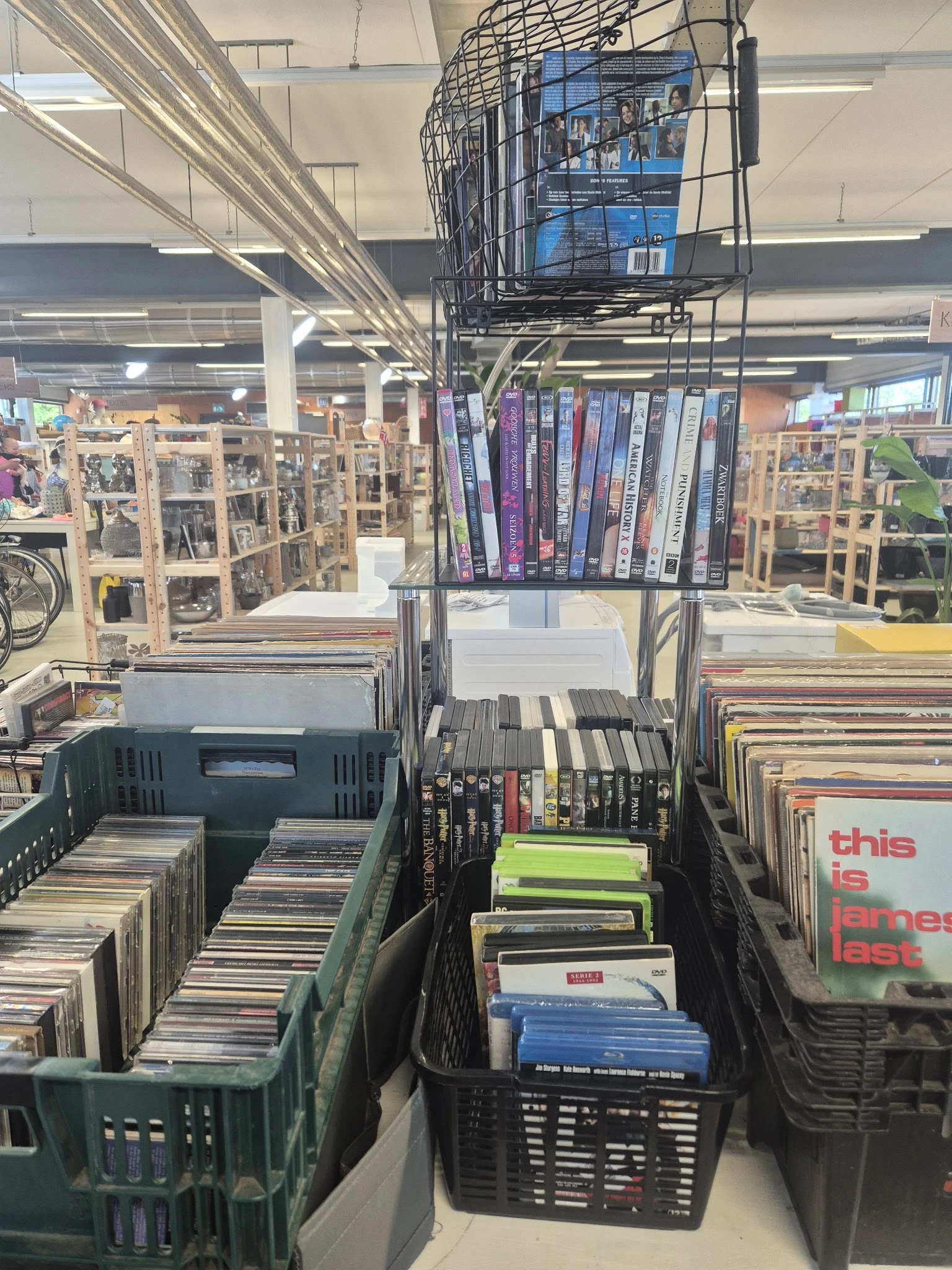 Bakken en rekken vol met tweedehands dvd's, blu-rays en films in een kringloopwinkel